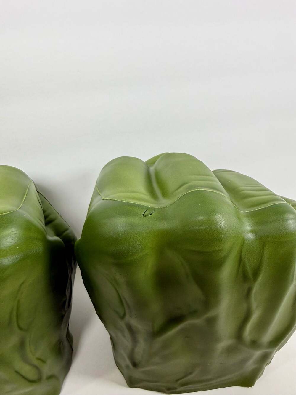 Hasbro Marvel 2011 The Incredible Hulk Smash Foam Fists Pair - Picture 5 of 6